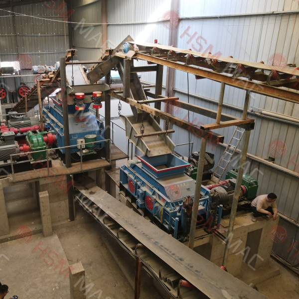 對輥破碎機現(xiàn)場 對輥破碎機現(xiàn)場